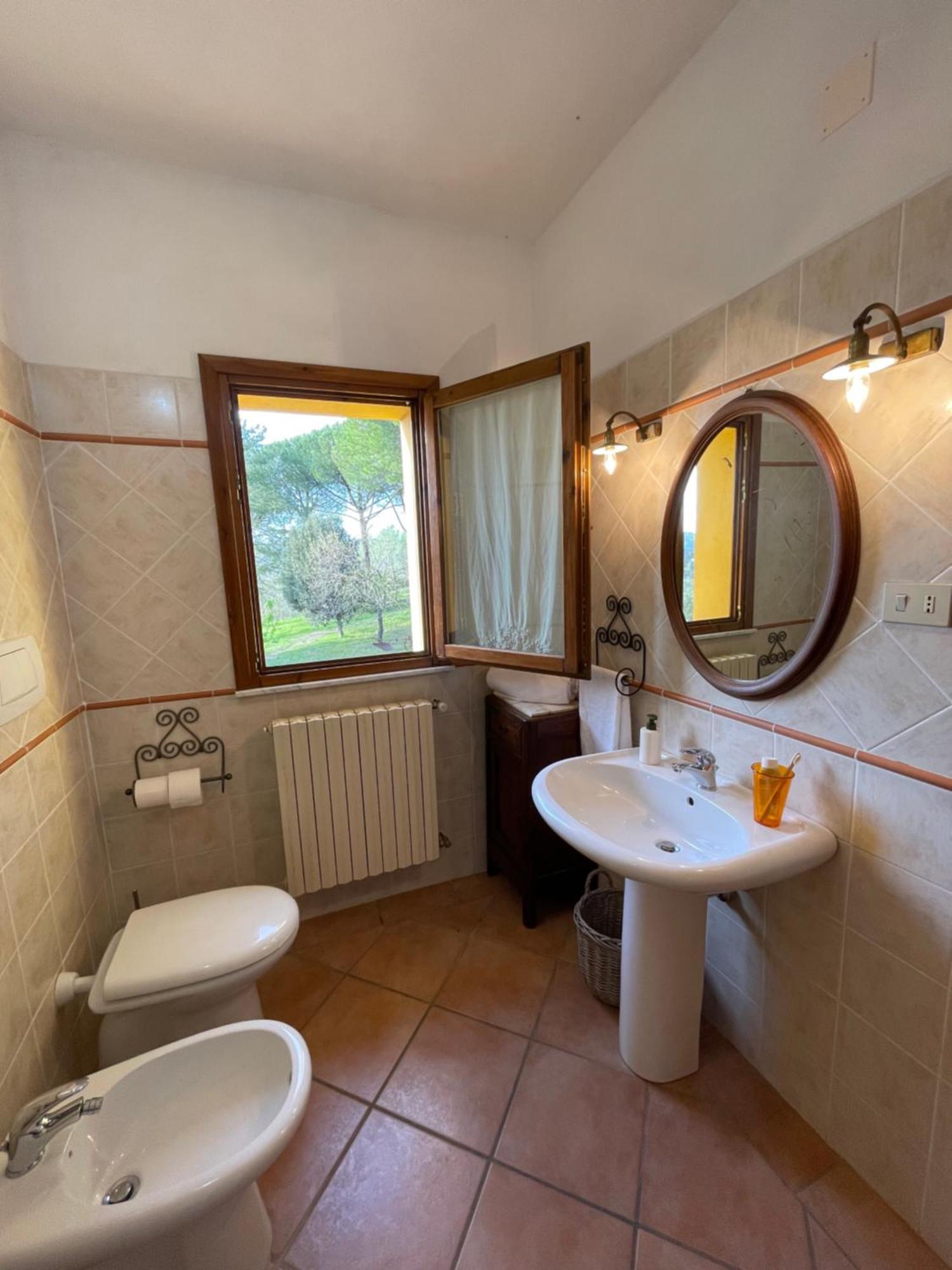 Agriturismo Podere Le Tombe Guest House Палая Стая снимка